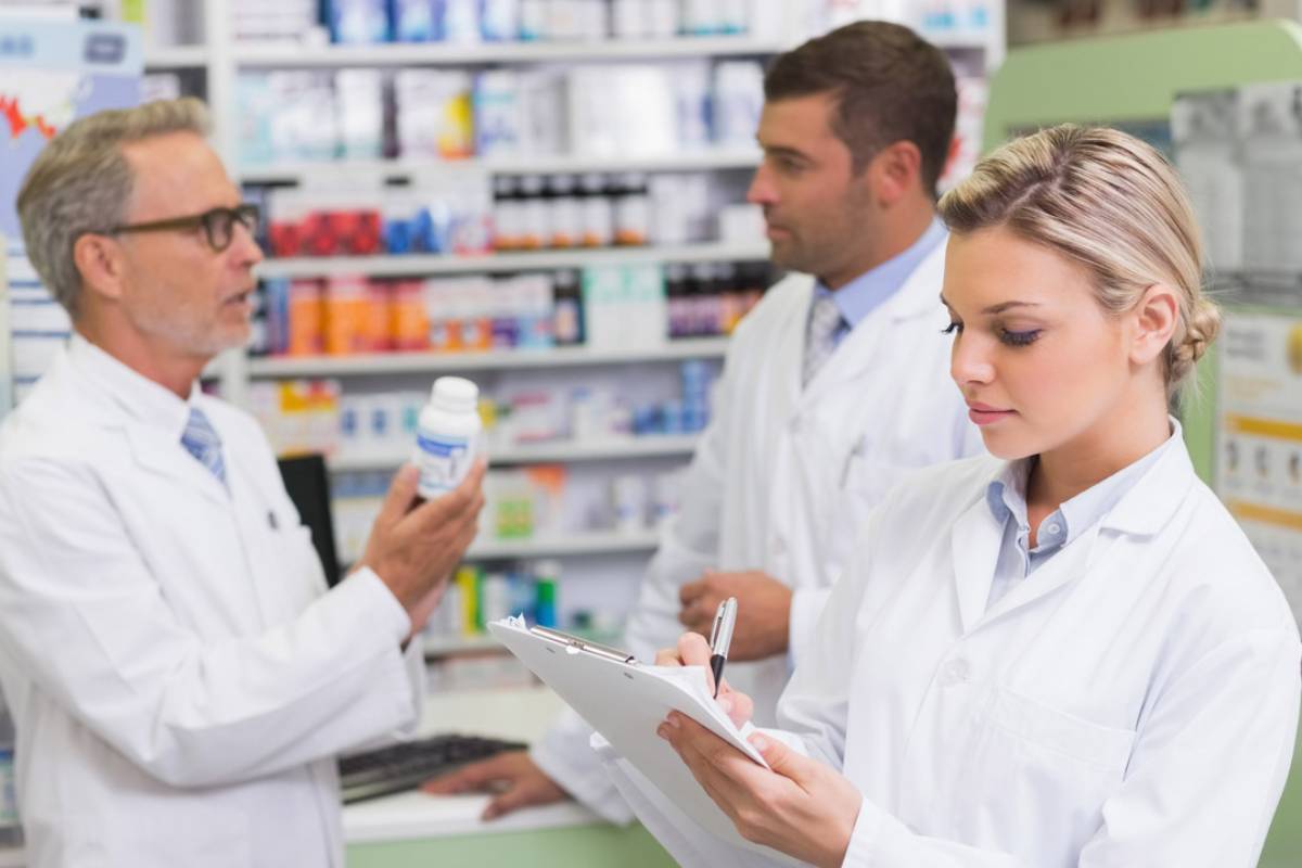 La comunicación constante hace equipo en la farmacia
